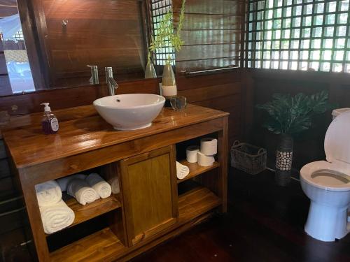 Bathroom sa Green Fig Resort & Spa