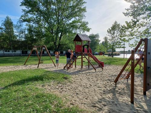 Zona de juegos infantil en To8 apartman