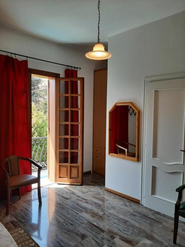 a living room with a chair and a mirror at B&B Tio Pepe in Roseto degli Abruzzi