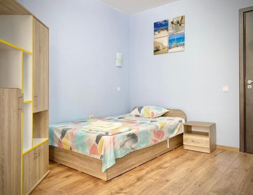 een kleine slaapkamer met een bed en een dressoir bij Bright apartment for 5 guests with free parking in Boergas