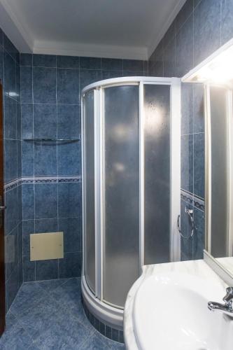 a bathroom with a shower and a sink at Vivenda Esgravina in Sesimbra