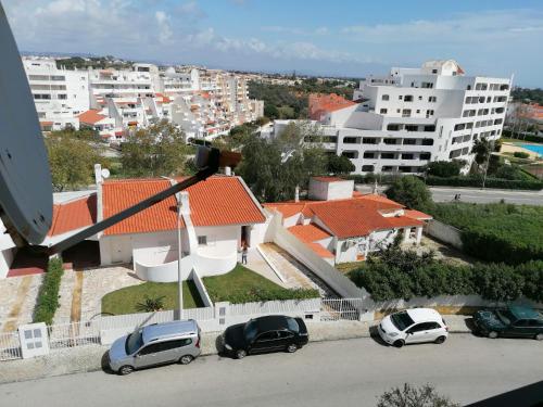 eine Gruppe von Autos auf einem Parkplatz geparkt in der Unterkunft Apartamento Maria do Céu Villa Magna in Albufeira