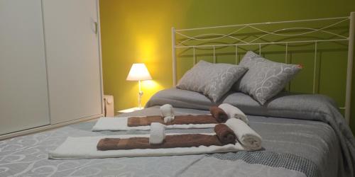 ein Schlafzimmer mit einem Bett mit Handtüchern darauf in der Unterkunft Apartamento Bienvenida in Bienvenida