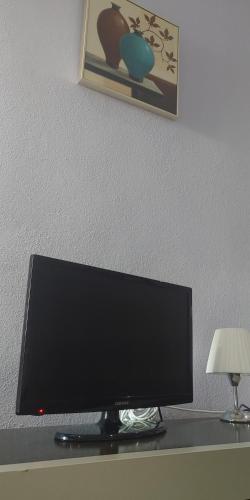 un monitor de ordenador sobre un escritorio en Apartamento Bienvenida, en Bienvenida