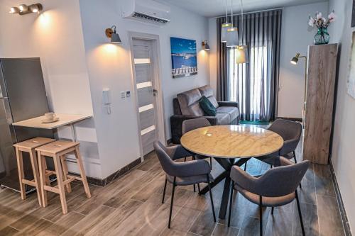 a living room with a table and chairs in a room at Droplet in Kalkara