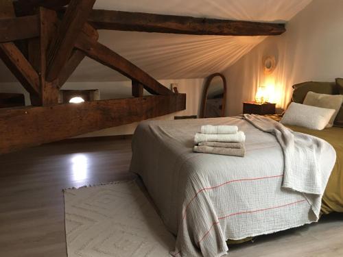 Un pat sau paturi într-o cameră la La Chartreuse