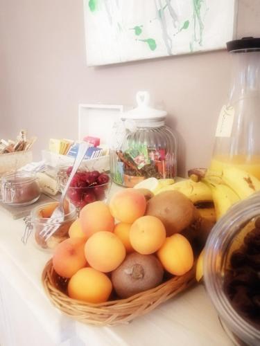 a basket of eggs and fruit on a counter at Cascina Spazio Indaco in Castagnole Monferrato