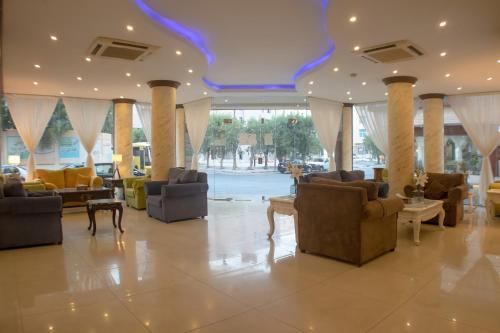 eine Lobby mit Sofas und Stühlen in einem Gebäude in der Unterkunft امواج للشقق المخدومة - Amwaj suites in Khobar