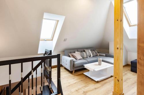 salon z kanapą i stołem w obiekcie VacationClub - Rezydencja Karkonoska Apartament 10 w mieście Karpacz