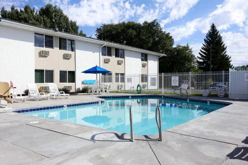 a swimming pool in front of a building at Econo Lodge in Idaho Falls