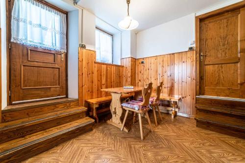 una camera con tavolo e porta in legno di Al Cesaril ad Alleghe