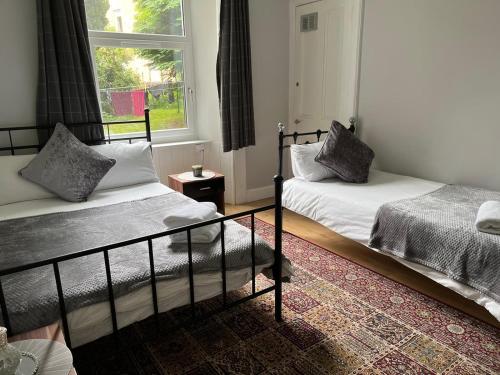 Una cama o camas en una habitación de Murrayfield apartment