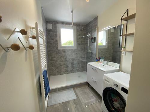 une salle de bain avec douche et lavabo dans l'établissement Superbe logement - 2 chambres - en centre-ville avec parking, à Troyes