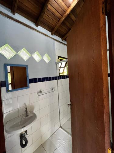 a bathroom with a sink and a shower at Pousada Chalés Sinbad in Ilhabela