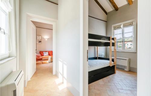 Palanda nebo palandy na pokoji v ubytování 2 Bedroom Nice Apartment In Bastia Di Albenga