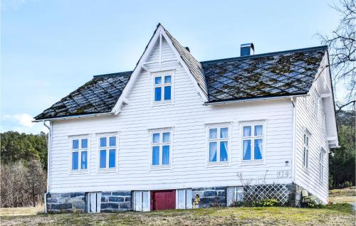 a white house with a gambrel roof at 3 Bedroom Lovely Home In Kysnesstrand in Gausvik