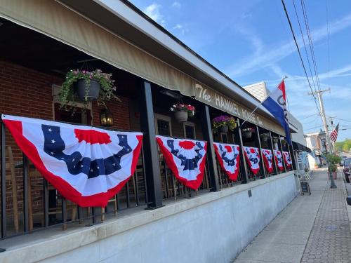 una fila de banderas americanas colgando de un edificio en The Hammel House Inn and Restaurant, 