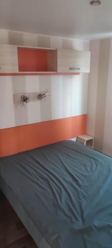 - une chambre avec un lit bleu dans l'établissement Mobil home 630 camping l'europe, à Vic-la-Gardiole