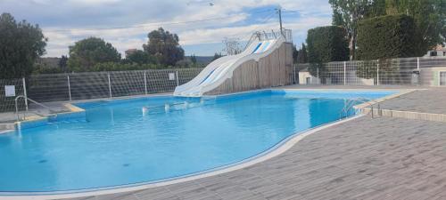 une grande piscine avec toboggan. dans l'établissement Mobil home 630 camping l'europe, à Vic-la-Gardiole
