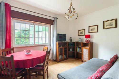 a living room with a table and a window at Isabel Dream I, 400m from the train in Rinchoa