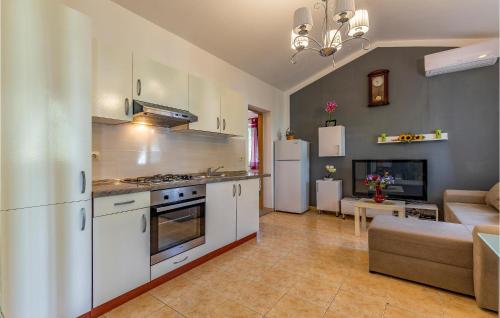 2 Bedroom Stunning Home In Medulin