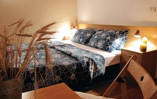 een hotelkamer met een bed met blauwe en witte lakens bij Stunning Home In Tolmin With House A Mountain View in Tolmin
