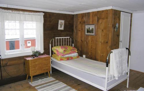 LidhultにあるHoliday home Bökö Lidhultのベッドルーム(二段ベッド1組、窓付)