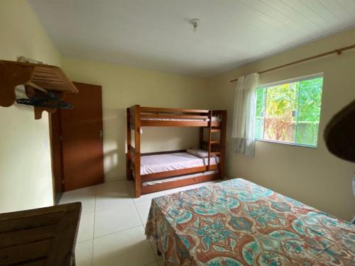 Tempat tidur susun dalam kamar di Lumiar casa solar churrasqueira com 3 quartos sendo um suíte arejada, jardim a 700m do centro