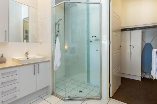 Un baño de Keith's on Sylvan Beach, 1 of the 3 most popular units on Bribie