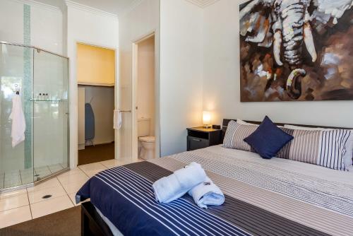 A bed or beds in a room at Keith's on Sylvan Beach, 1 of the 4 most popular units on Bribie