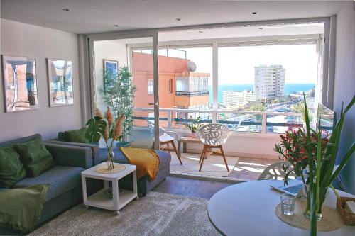 托雷莫利諾斯的住宿－Costa del Sol Apartment，带沙发和大窗户的客厅
