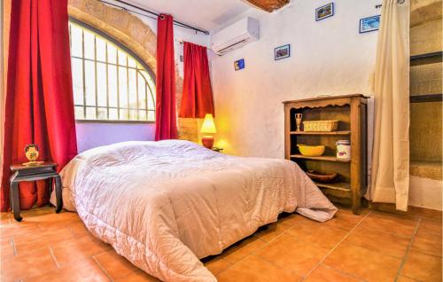 A bed or beds in a room at Beautiful Apartment In Remoulins With Wifi