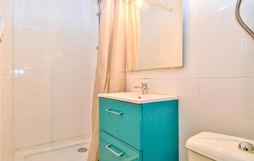 een badkamer met een blauwe kast en een wastafel bij Beautiful Apartment In Remoulins With Wifi in Remoulins