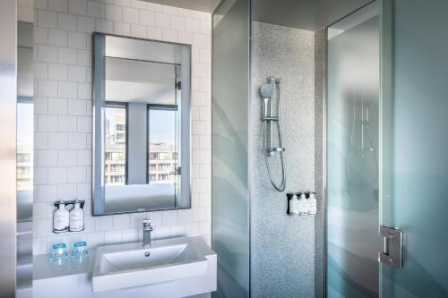 Ванна кімната в Holiday Inn Express Auckland City Centre, an IHG Hotel