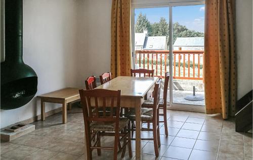 ein Esszimmer mit einem Tisch und Stühlen sowie einem Balkon in der Unterkunft Nice Home In La Salvetat-sur-agout With Kitchen in La Salvetat