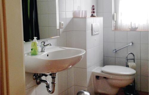 トラフェミュンデにあるNice Apartment In Travemnde With 1 Bedrooms And Wifiのバスルーム(洗面台、トイレ付)