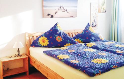 トラフェミュンデにあるNice Apartment In Travemnde With 1 Bedrooms And Wifiのベッドルーム1室(青い枕のベッド2台付)
