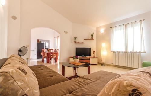 Televízia a/alebo spoločenská miestnosť v ubytovaní Stunning Home In Liznjan With Wifi