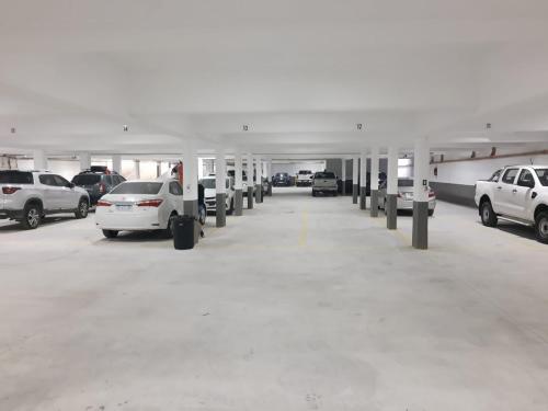 un garage avec des voitures qui y sont garées dans l'établissement Apart 312 Casa de Playa, à Necochea
