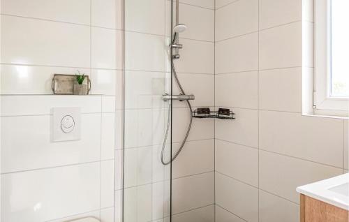 een badkamer met een douche met witte tegels bij Gorgeous Home In Heinkenszand With Outdoor Swimming Pool in Heinkensand
