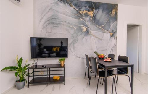 TV a/nebo společenská místnost v ubytování Cozy Apartment In Kastel Gomilica