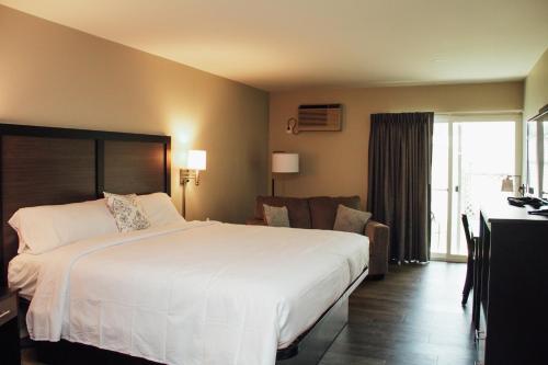 Ένα ή περισσότερα κρεβάτια σε δωμάτιο στο Country Squire Inn and Suites
