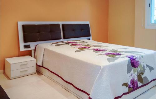 Een bed of bedden in een kamer bij 3 Bedroom Stunning Home In Cabra Del Camp