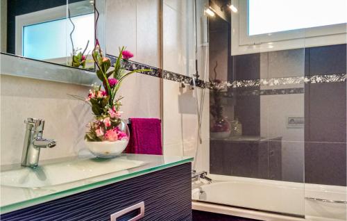Een badkamer bij 3 Bedroom Stunning Home In Cabra Del Camp