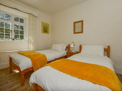 Postel nebo postele na pokoji v ubytování Tregonhawke Farmhouse