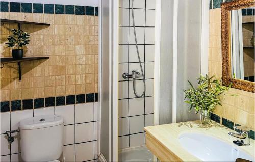 ห้องน้ำของ Stunning Home In Algatocin With Swimming Pool