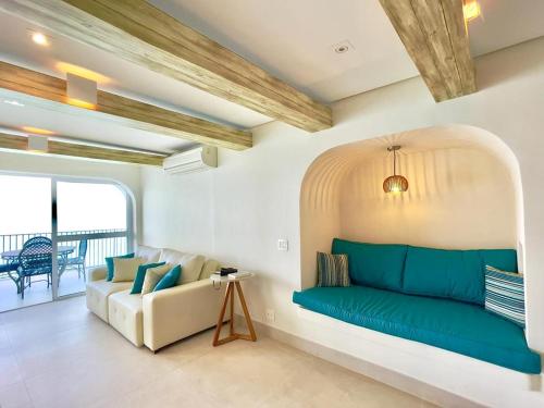 un soggiorno con divano e tavolo di Apartamento Guarujá morro do Maluf de frente ao mar! a Guarujá