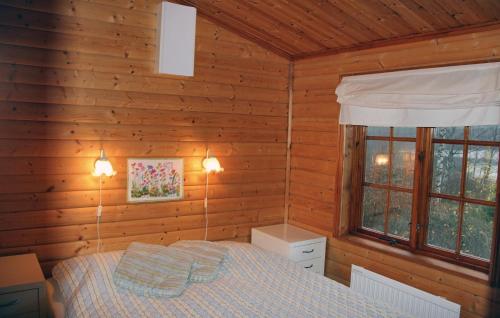 Ένα ή περισσότερα κρεβάτια σε δωμάτιο στο Cozy Home In Asarum With Kitchen