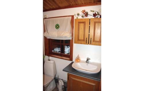Ένα μπάνιο στο Cozy Home In Asarum With Kitchen