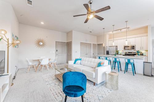 Η κουζίνα ή μικρή κουζίνα στο Spacious 2BR King Bed Suites Close to Downtown and Airport